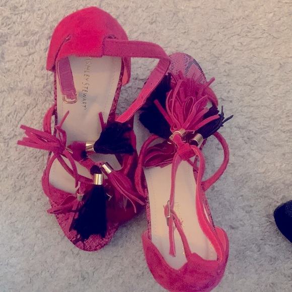 9w fuchsia wedge. Very unique! - Picture 2 of 4